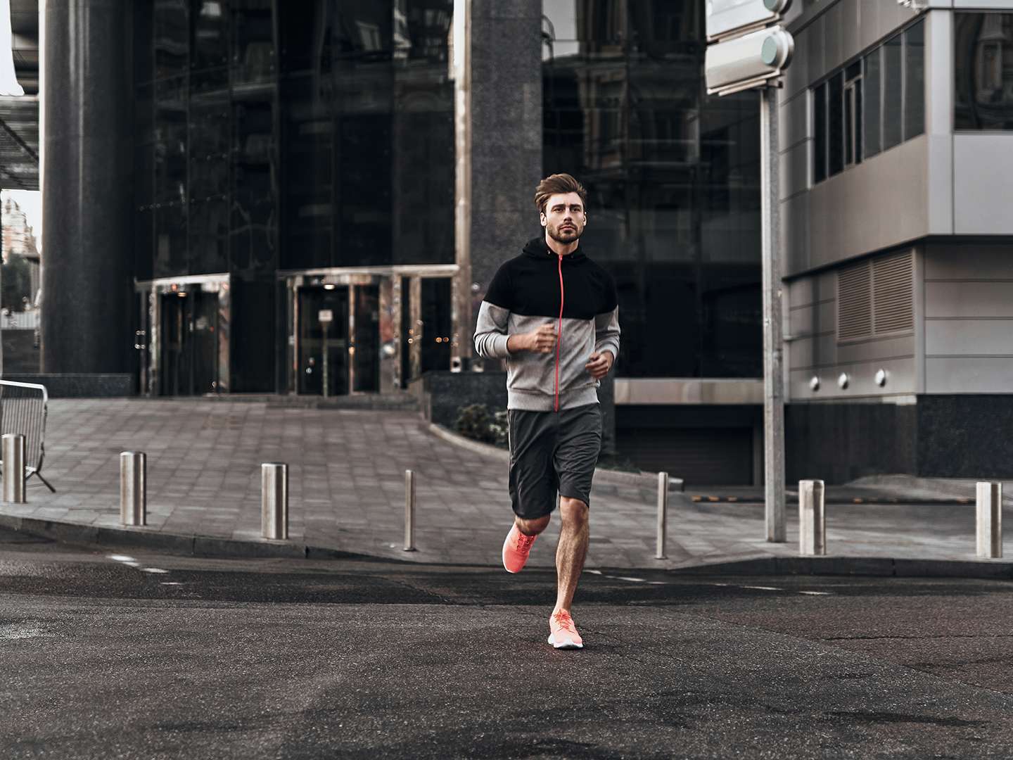 Mann ist beim Joggen in Bewegung