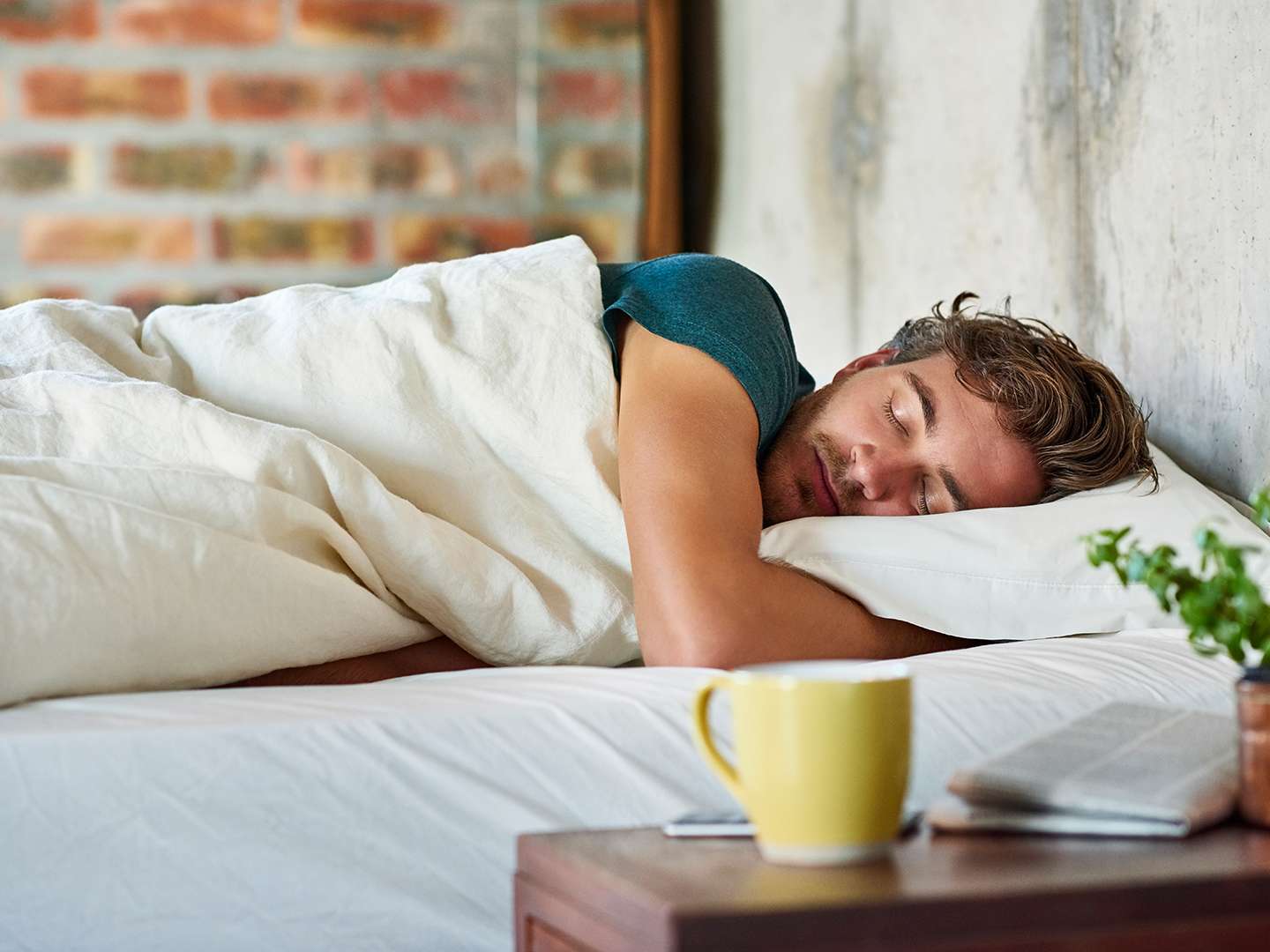 Mann schläft im Bett