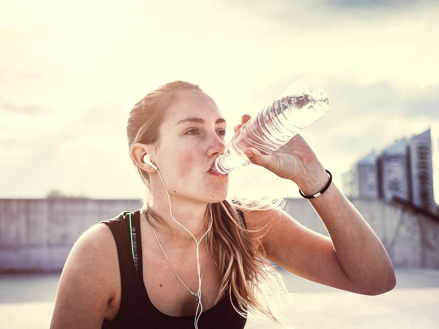 Fraut trinkt Wasser beim Sport