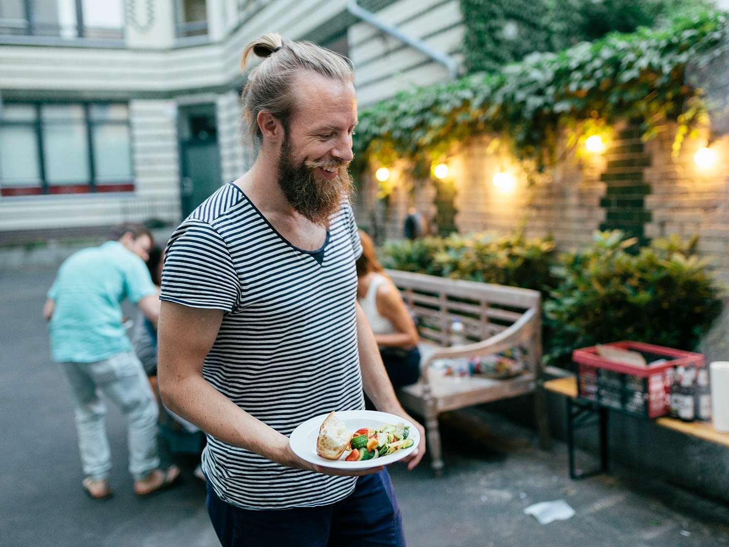 Mann im Innenhof mit Essen