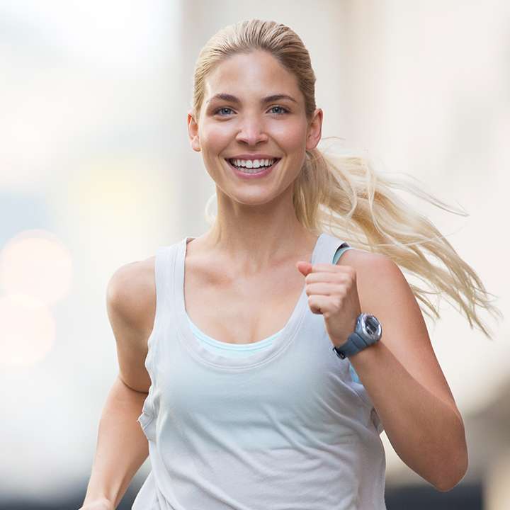 Frau joggt auf Brücke