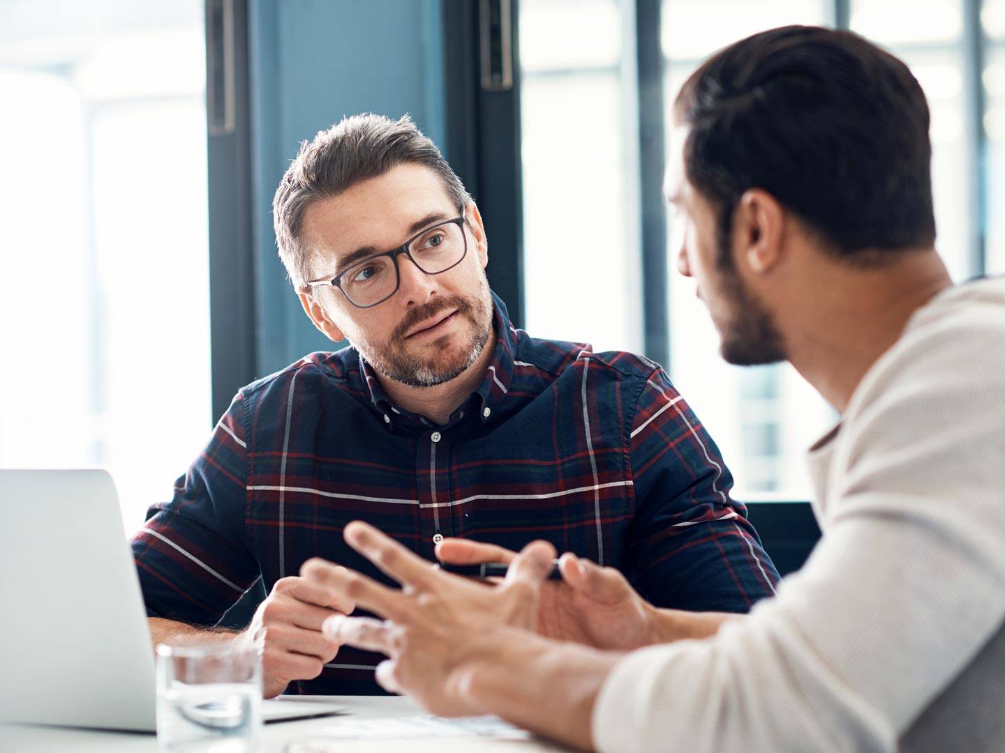 Gespräch mit Arbeitgeber und Kollegen